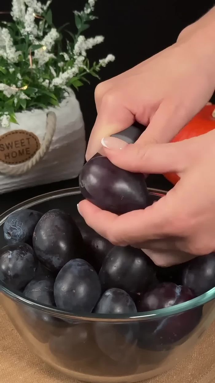 Cortar las ciruelas por la mitad y quitarles el hueso.
