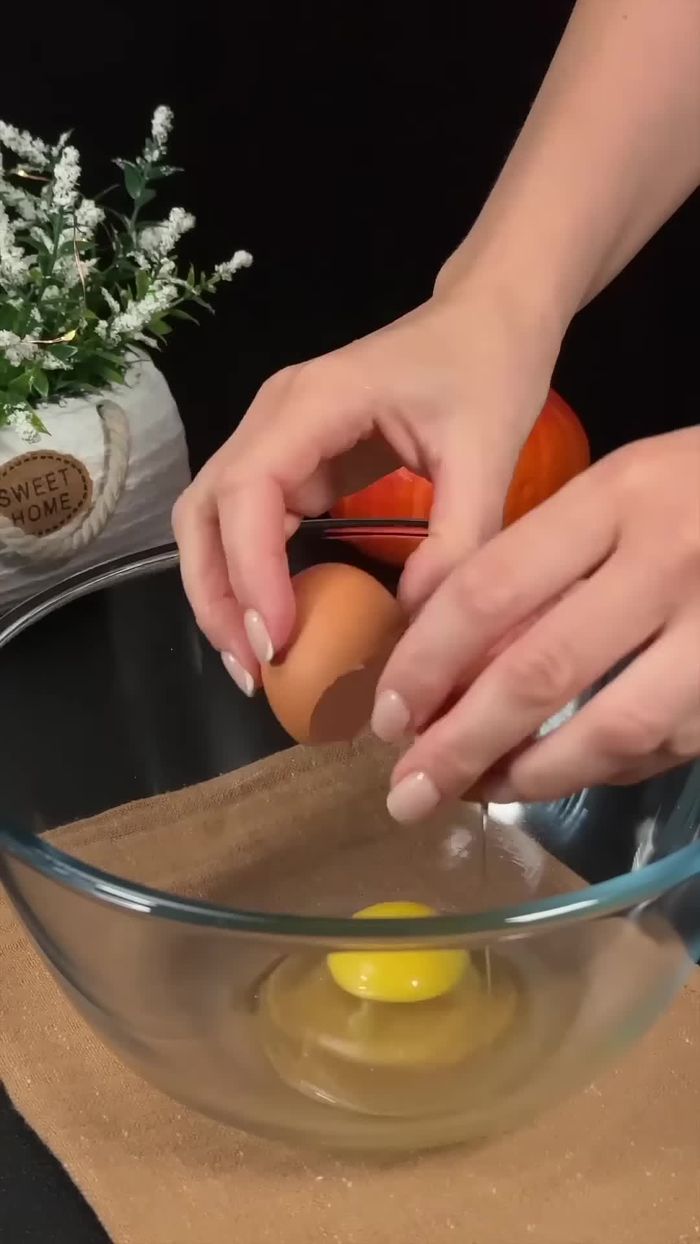 En un bol, batir los huevos, agregar el azúcar, el azúcar de vainilla y la leche. Mezclar.