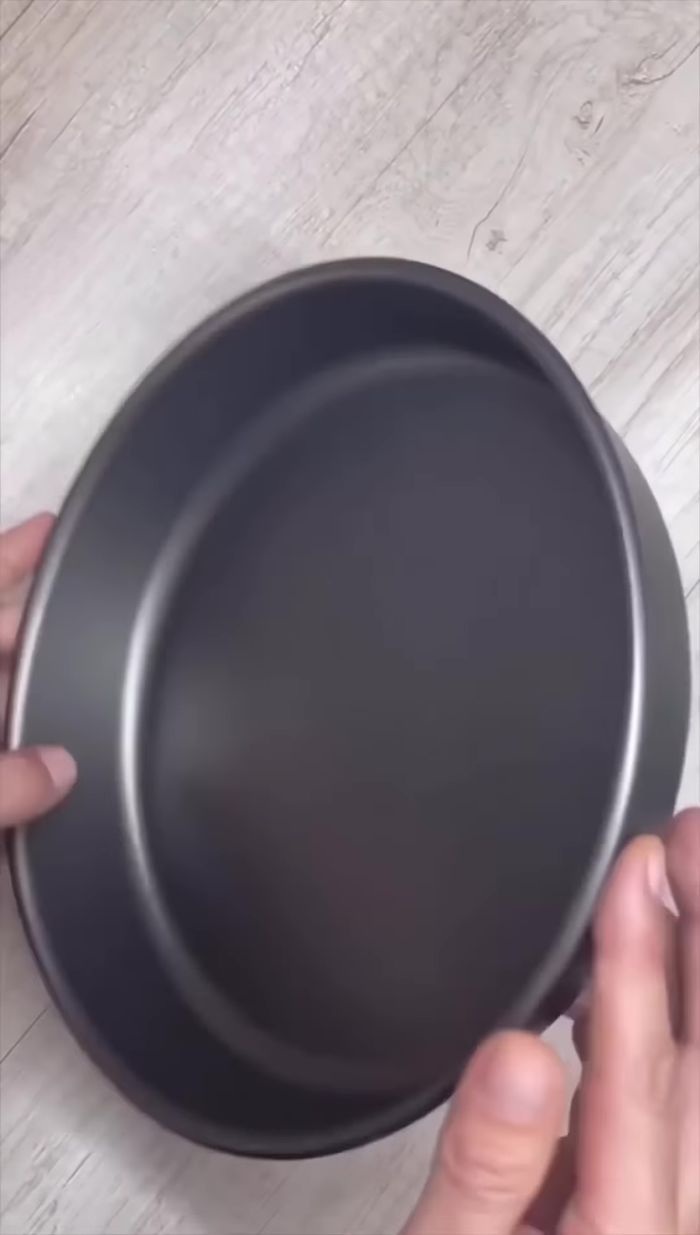 Verter el caramelo en un molde de 22 cm.