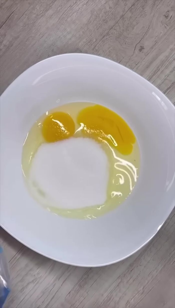 En un recipiente, mezclar 2 huevos, 15 cucharadas de azúcar, 15 de leche, 15 de aceite, ralladura y jugo de 1 naranja, y 15 cucharadas de harina leudante (o harina común + 1 cucharadita de polvo para hornear).