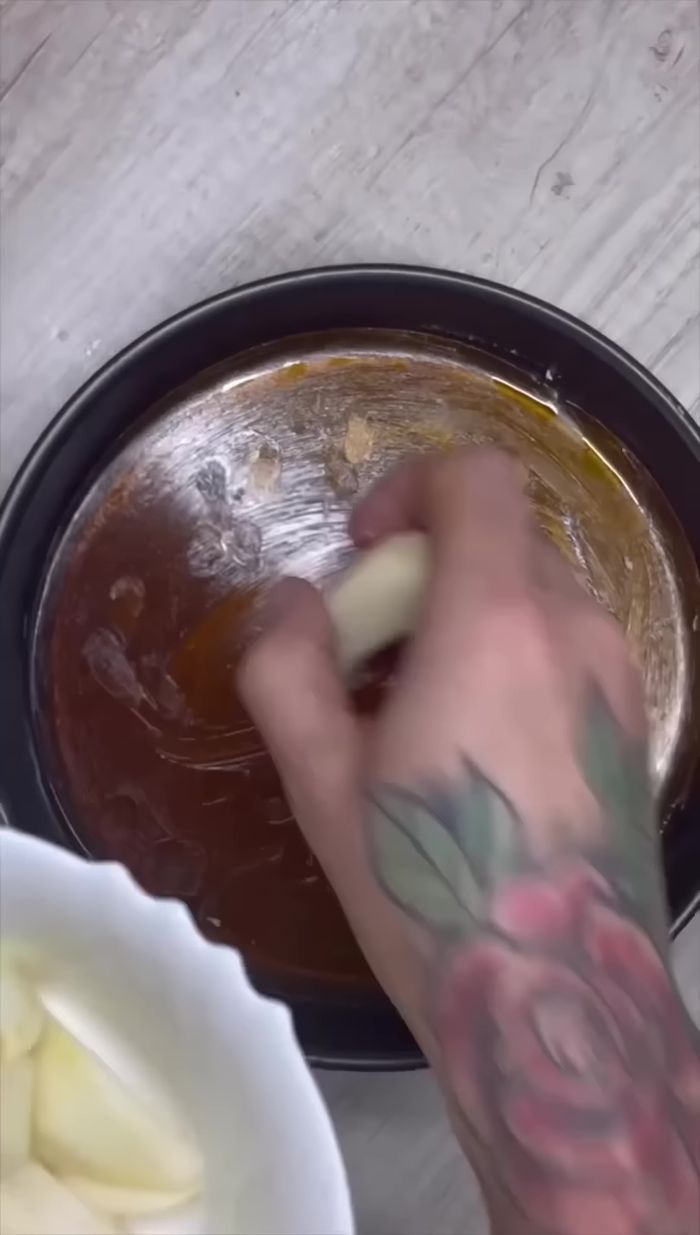 Untar el molde con caramelo con manteca.