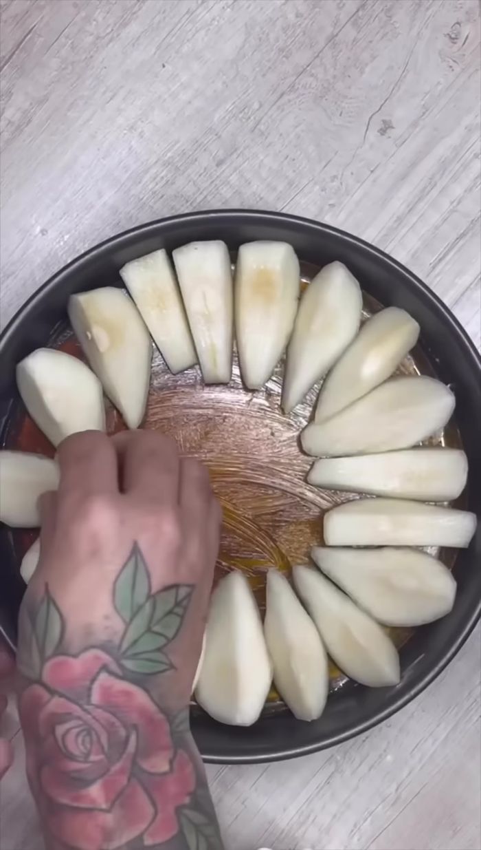 Colocar las peras sobre el caramelo en el molde.