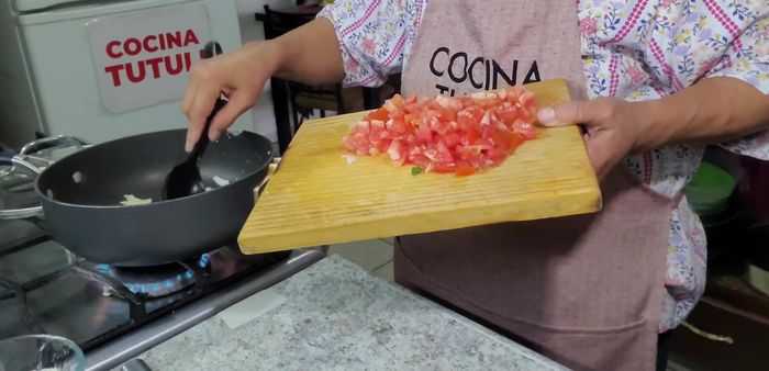 Agregar los tomates picados, sal, pimienta y chile verde sin semillas ni rabo. Cocer hasta que el tomate esté suave.