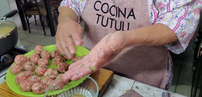 Formar bolitas con la carne y agregarlas al caldo hirviendo, separándolas para que no se peguen.