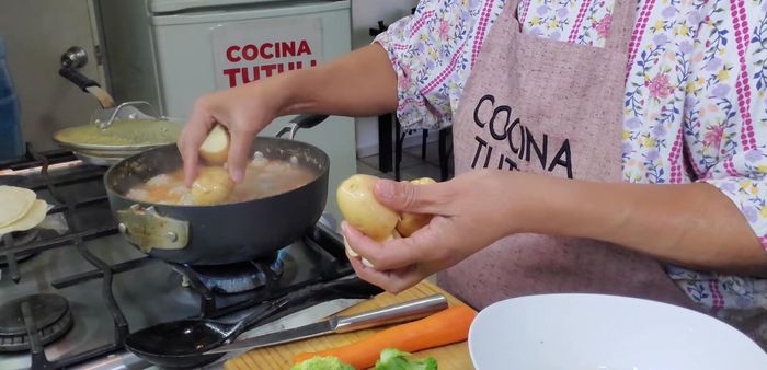 Agregar papas, zanahoria cortadas en trozos y brócoli en los últimos minutos de cocción.