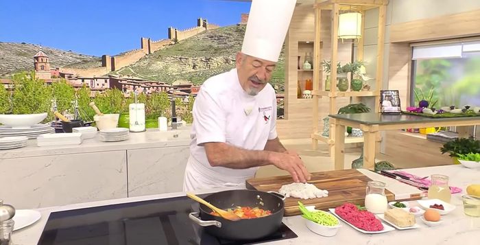 Añadir las sepias troceadas y salpimentar. Cocinar brevemente.