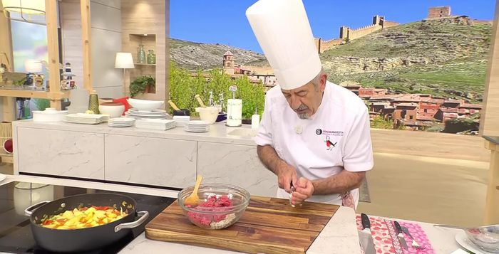 Formar bolitas de albóndiga y pasarlas por harina.