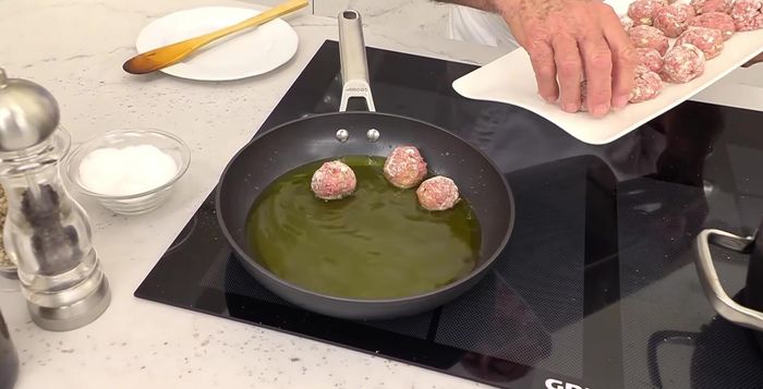 Freír las albóndigas en aceite caliente hasta que estén doradas.