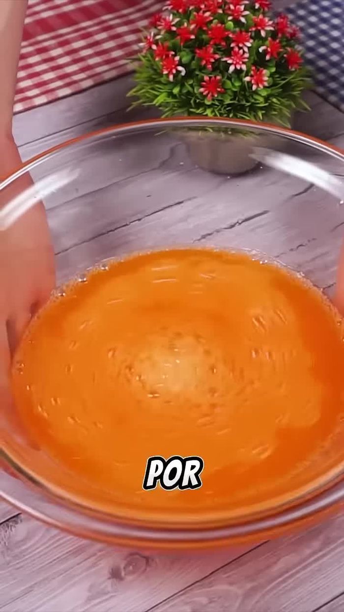Poner un chorrito de aceite en un molde y esparcirlo bien con una brocha.