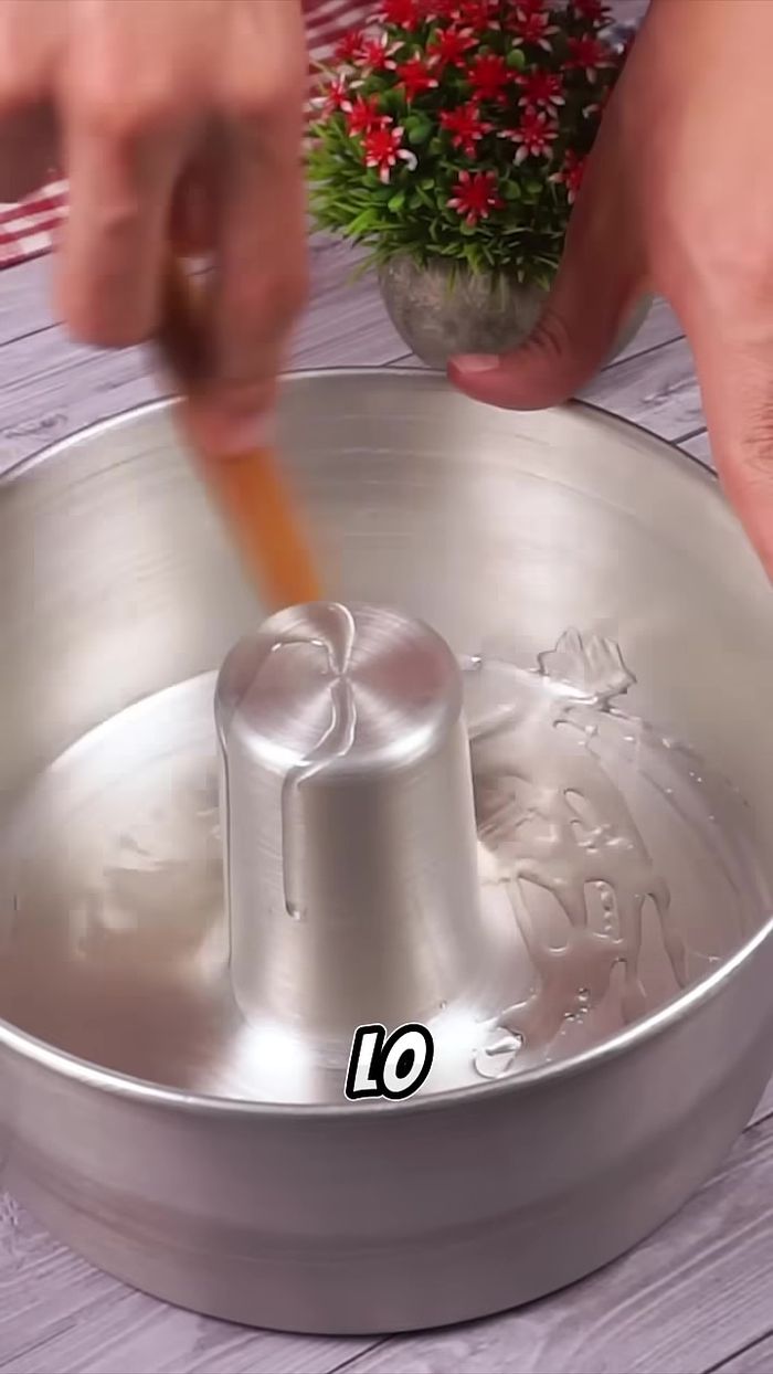 Poner un poco de la gelatina en el fondo del molde y llevar al refrigerador hasta que endurezca.