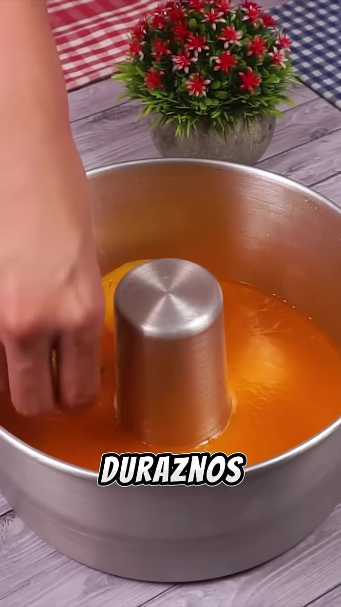 Poner algunos duraznos encima de la gelatina endurecida.