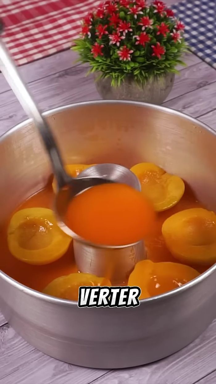 Verter el resto de la gelatina por encima y llevar a la nevera hasta que se endurezca.