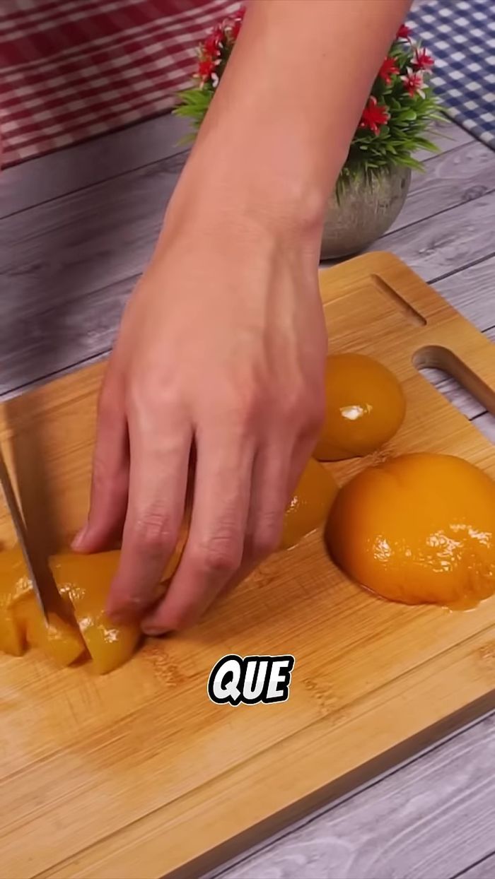 Picar los duraznos restantes en tiras y luego en cuadros.