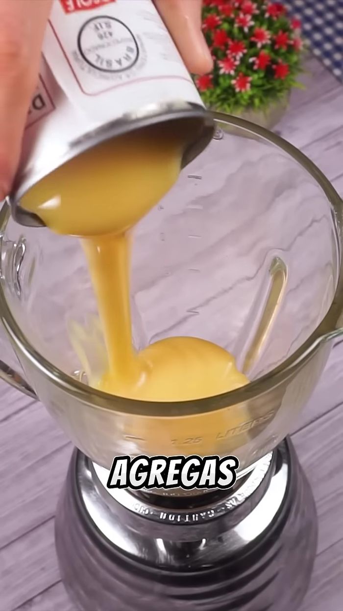 En una licuadora, agregar una lata de leche condensada, 200g de crema de leche y los duraznos picados. Licuar bien por 3 minutos.
