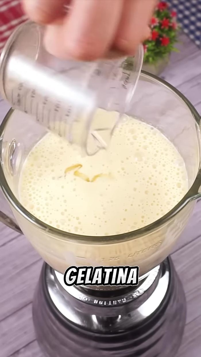 Agregar 15g de gelatina sin sabor ya hidratada y licuar otra vez por 3 minutos.