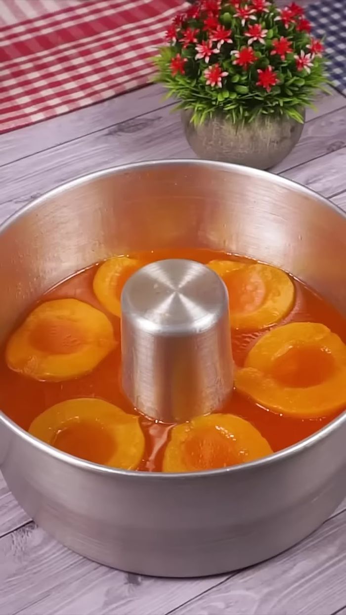 Poner la mezcla licuada encima de la gelatina en el molde.