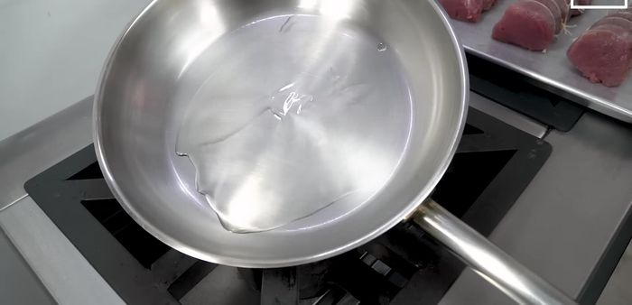 Sellar los lomos en una sartén con aceite caliente. [140.86, 150.489]