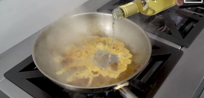 Desglasar la sartén con vino blanco y dejar que se evapore el alcohol. [199.17, 214.18]