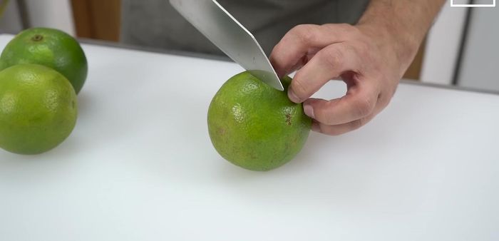 Agregar el jugo de las naranjas ácidas y la miel a la sartén. [216.27, 245.83]