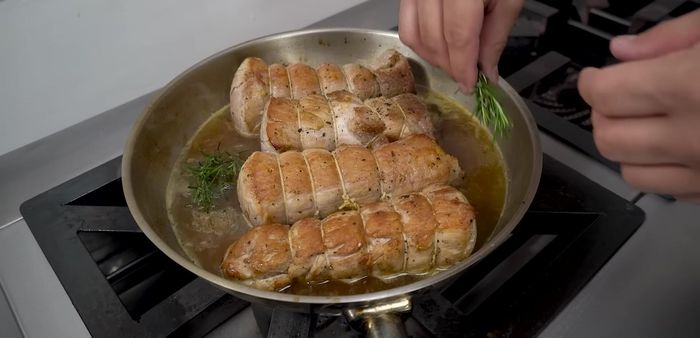Reincorporar los lomos a la sartén, agregar romero y cocinar hasta que estén cocidos. Se puede terminar la cocción en el horno a 180°C durante 20 minutos o en la hornilla durante 20-25 minutos, revisando constantemente. [246.63, 295.29]