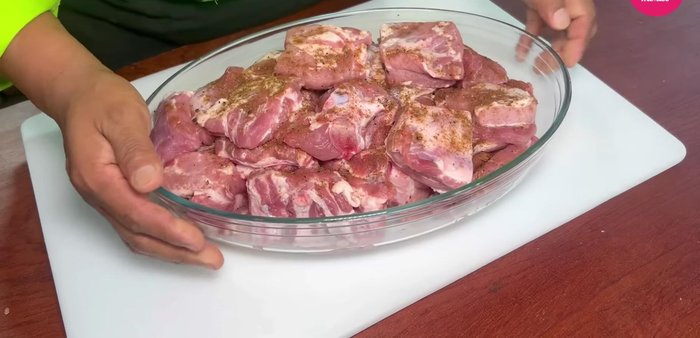 Sellar las costillitas en una cazuela caliente con manteca (o aceite de su preferencia).