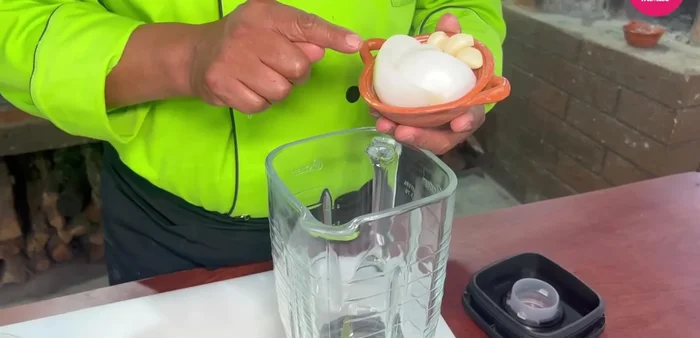 Agregar la mezcla de cebolla y ajo a la carne y cocinar hasta que reduzca.