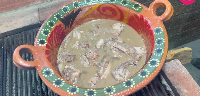 Cocer la carne durante 40 minutos (30 minutos en olla express después de que empiece a sonar la válvula). Dejar enfriar.