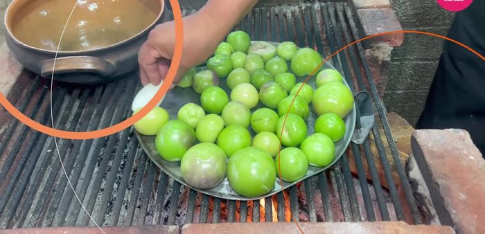 Asar los tomates verdes, chiles morita, cebolla y ajo en un comal o sartén.