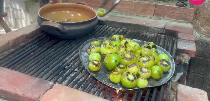 Agregar los tomates asados a la cazuela.