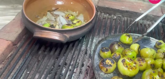 Tostar los chiles morita y agregarlos a la cazuela.