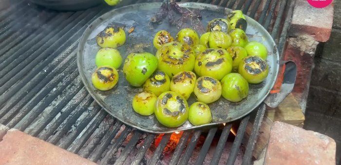 Una vez que los chiles moritas se ablanden, quitar los rabitos.