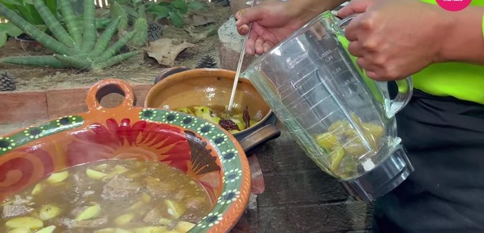 Licuar la salsa morita con un poco del caldo de la carne.