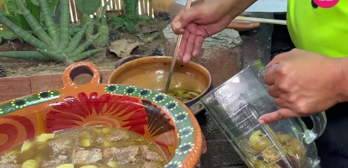 Agregar la salsa morita licuada a la cazuela.