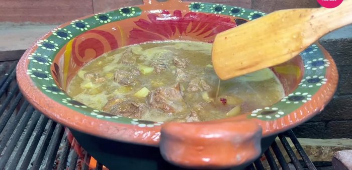 Dejar que hierva hasta que las papas estén cocidas y los sabores se integren.