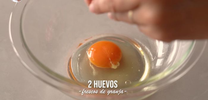 En un recipiente, bate los huevos con el endulzante, puré de manzana (o leche) y aceite vegetal.