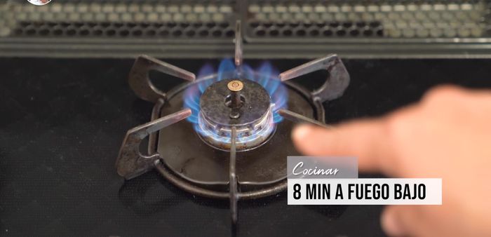 Cocina a fuego mínimo (3 de 10) durante aproximadamente 8 minutos, añadiendo 2 minutos más si es necesario, hasta que el bizcocho esté cocido.