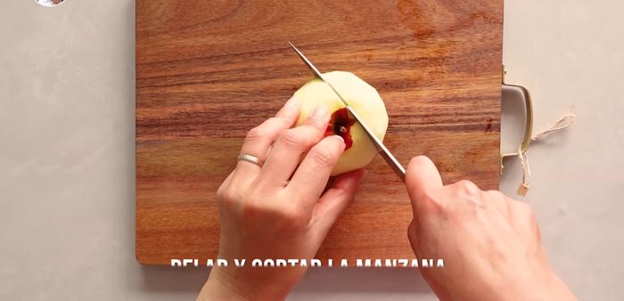 Lava, pela y corta las manzanas en rodajas no demasiado finas.