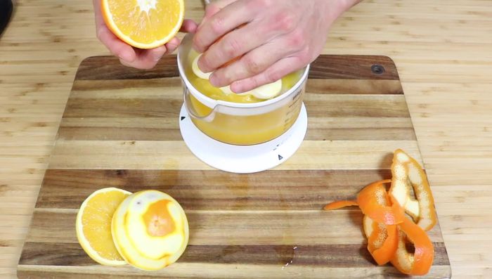Preparar la salsa de naranja: Pelar una naranja y exprimir las tres. Colar el zumo. En una sartén, incorporar la piel de naranja, anís estrellado, miel, caldo de ave y cilantro. Cocer a fuego lento hasta reducir a una cuarta parte. Retirar la piel y el cilantro. Agregar sal y maicena diluida en agua para espesar ligeramente.