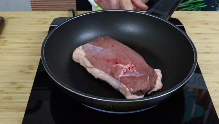 Cocinar el magret: Colocar el magret en una sartén fría a fuego medio-bajo. Dejar que suelte la grasa durante unos minutos hasta que la piel quede crujiente. Retirar la grasa, subir el fuego a medio-alto y dorar la piel un par de minutos. Dar la vuelta y cocinar de 3 a 5 minutos por lado, según el punto de cocción deseado. Dejar reposar sobre papel absorbente para que suelte el jugo.