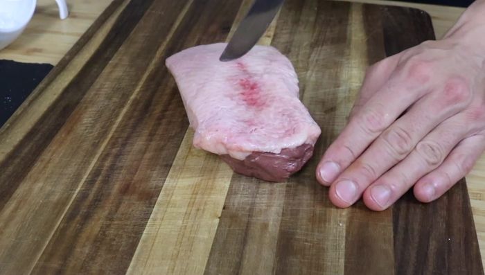 Sacar el magret de la nevera 1-2 horas antes para que se atempere. Hacer cortes en forma de rombo para que el calor penetre mejor.