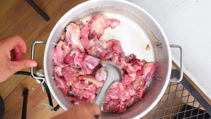 Agregar el cabrito a la cacerola y cocinar hasta que cambie de color y suelte sus jugos.
