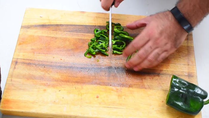 Picar el chile poblano y el chile morrón en trozos pequeños.
