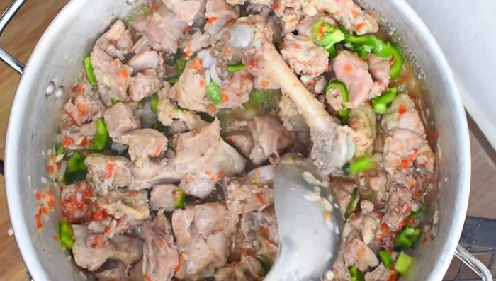 Agregar la pasta de especias, el chile poblano y el morrón al guisado.