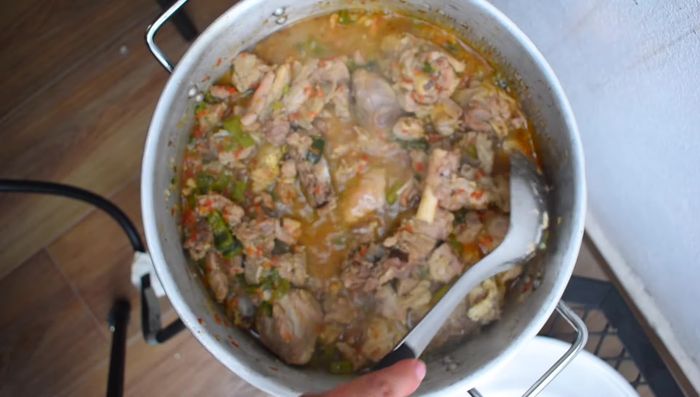 Cocinar a fuego medio-bajo por 20 minutos más hasta que la fritada esté lista.