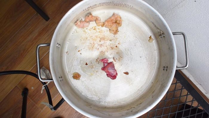 Calentar la cacerola con un poco de grasa de cabrito (o manteca/aceite).