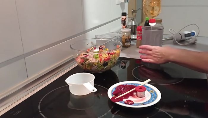 Preparar la vinagreta: en un recipiente aparte, mezclar el aceite de oliva, vinagre, mostaza, sal y pimienta.