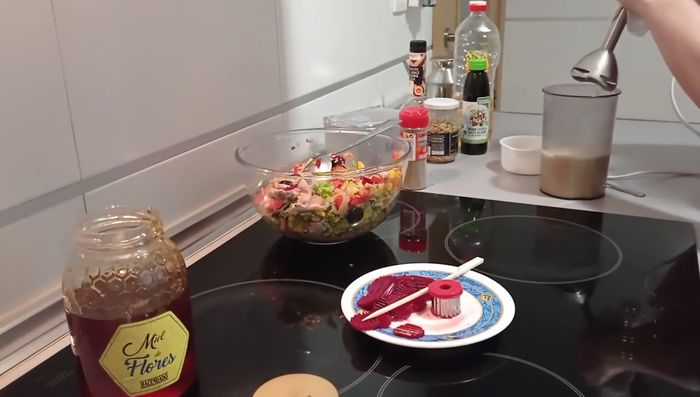 Agregar la vinagreta a la ensalada y mezclar suavemente.