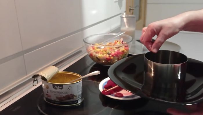 Servir la ensalada. Puedes decorarla con un poco de escabeche extra para darle un toque cremoso.