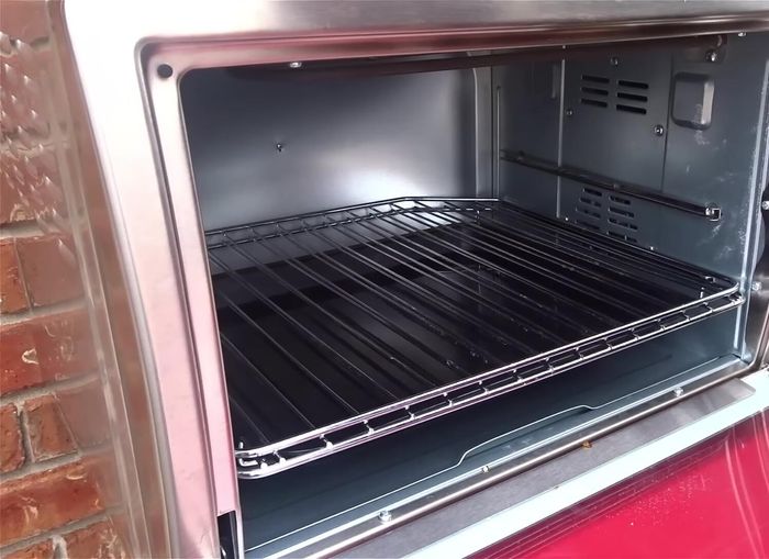 Colocar el costillar en una bandeja con agua en el fondo para evitar que se reseque.