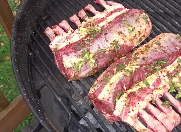 Dorar el costillar en la parrilla a fuego medio durante aproximadamente 3-4 minutos por lado.